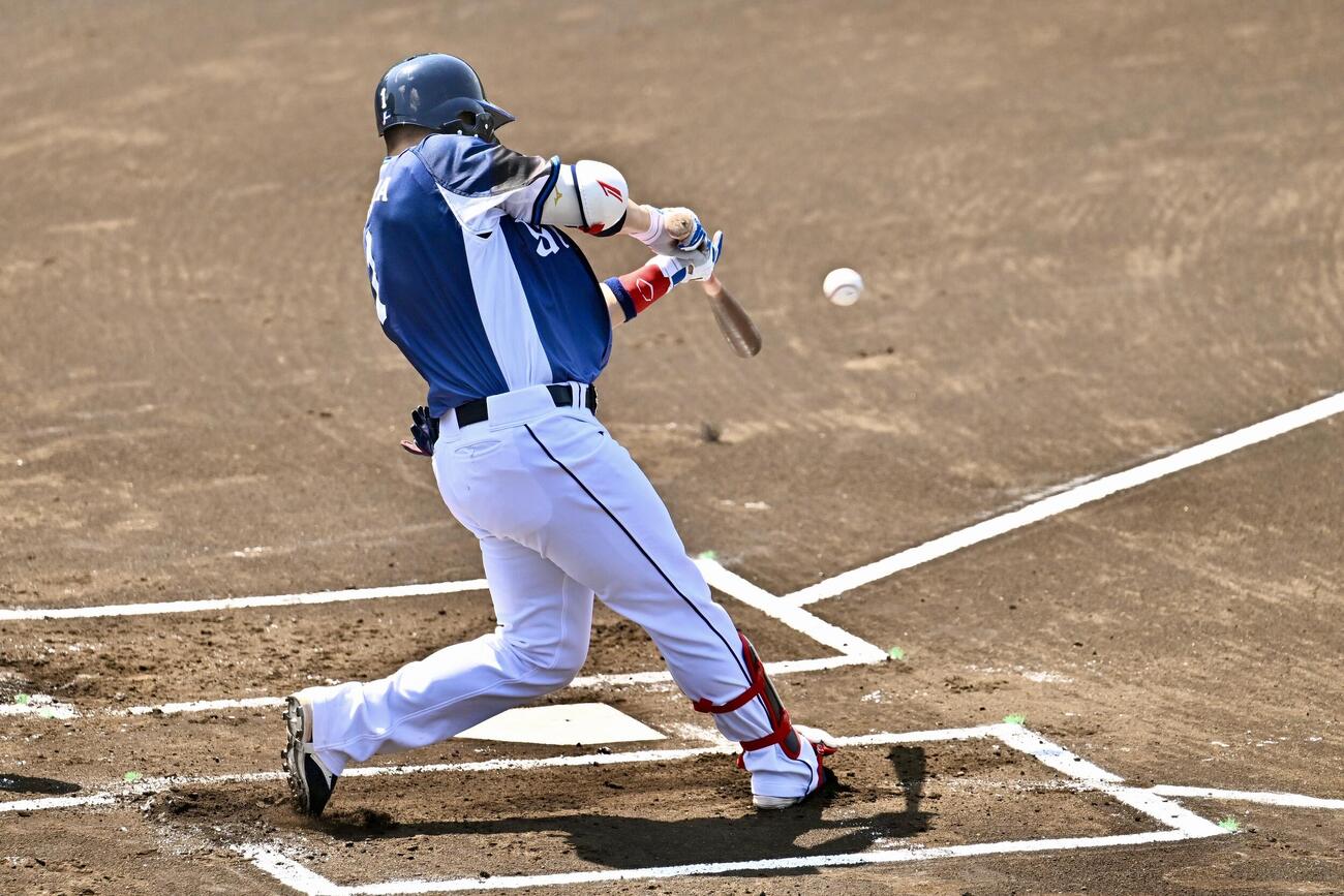 3軍戦　西武対巨人　1回裏、右飛に倒れる西武栗山（撮影・滝沢徹郎）