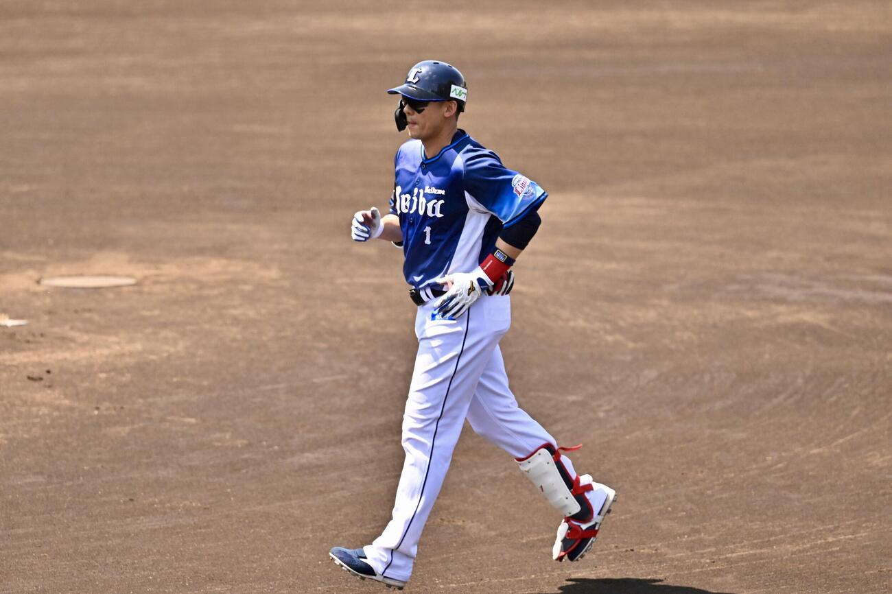 3軍戦　西武対巨人　1回裏、右飛に倒れ引き揚げる西武栗山（撮影・滝沢徹郎）