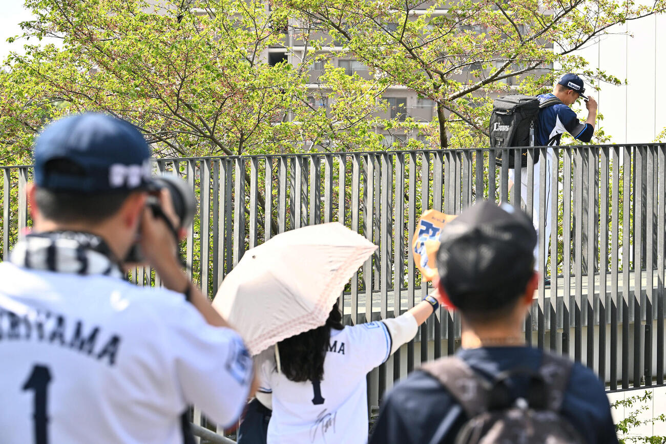 3軍戦　西武対巨人　ファンに見守られ球場を後にする西武栗山（撮影・滝沢徹郎）