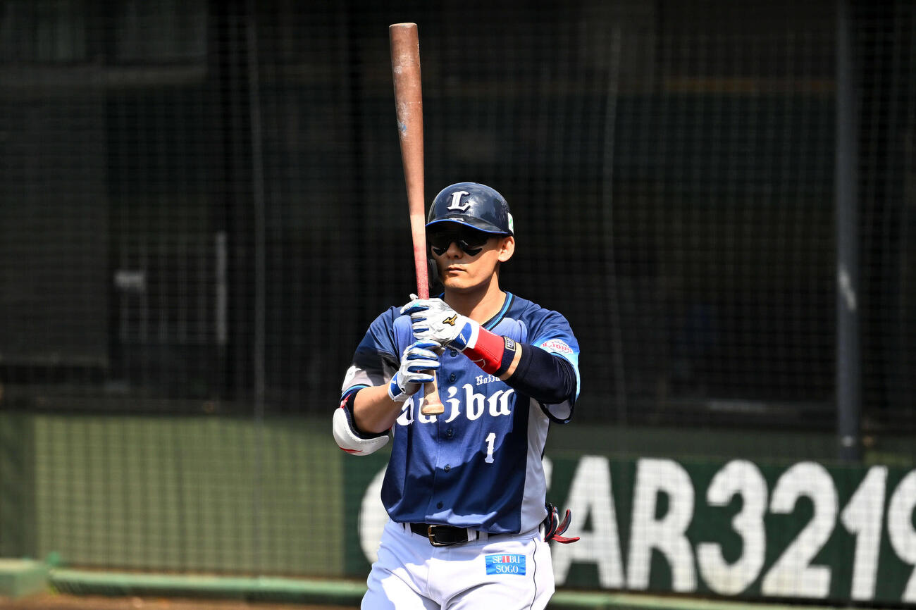 3軍戦　西武対巨人　6回裏、打席に入る前に集中する西武栗山（撮影・滝沢徹郎）