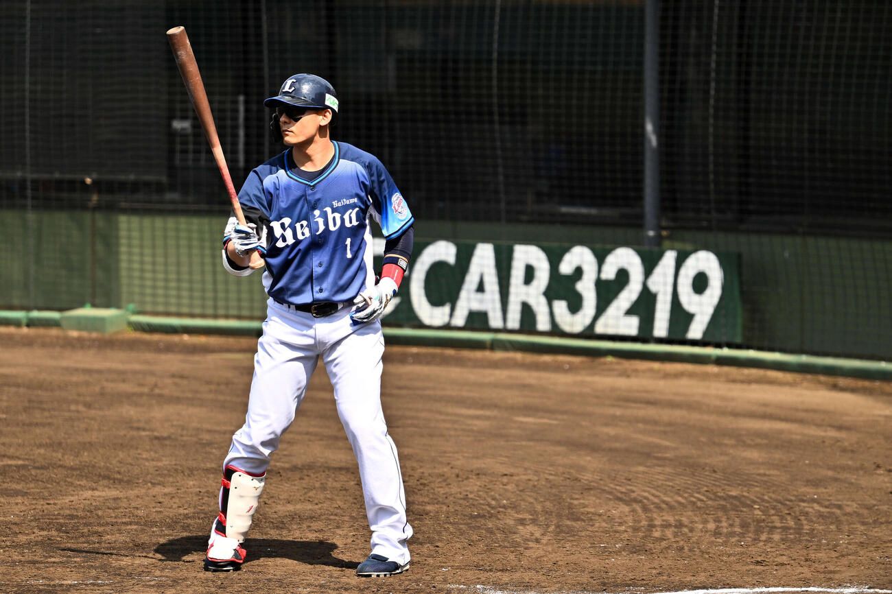 3軍戦　西武対巨人　6回裏、打席に入る前に集中する西武栗山（撮影・滝沢徹郎）