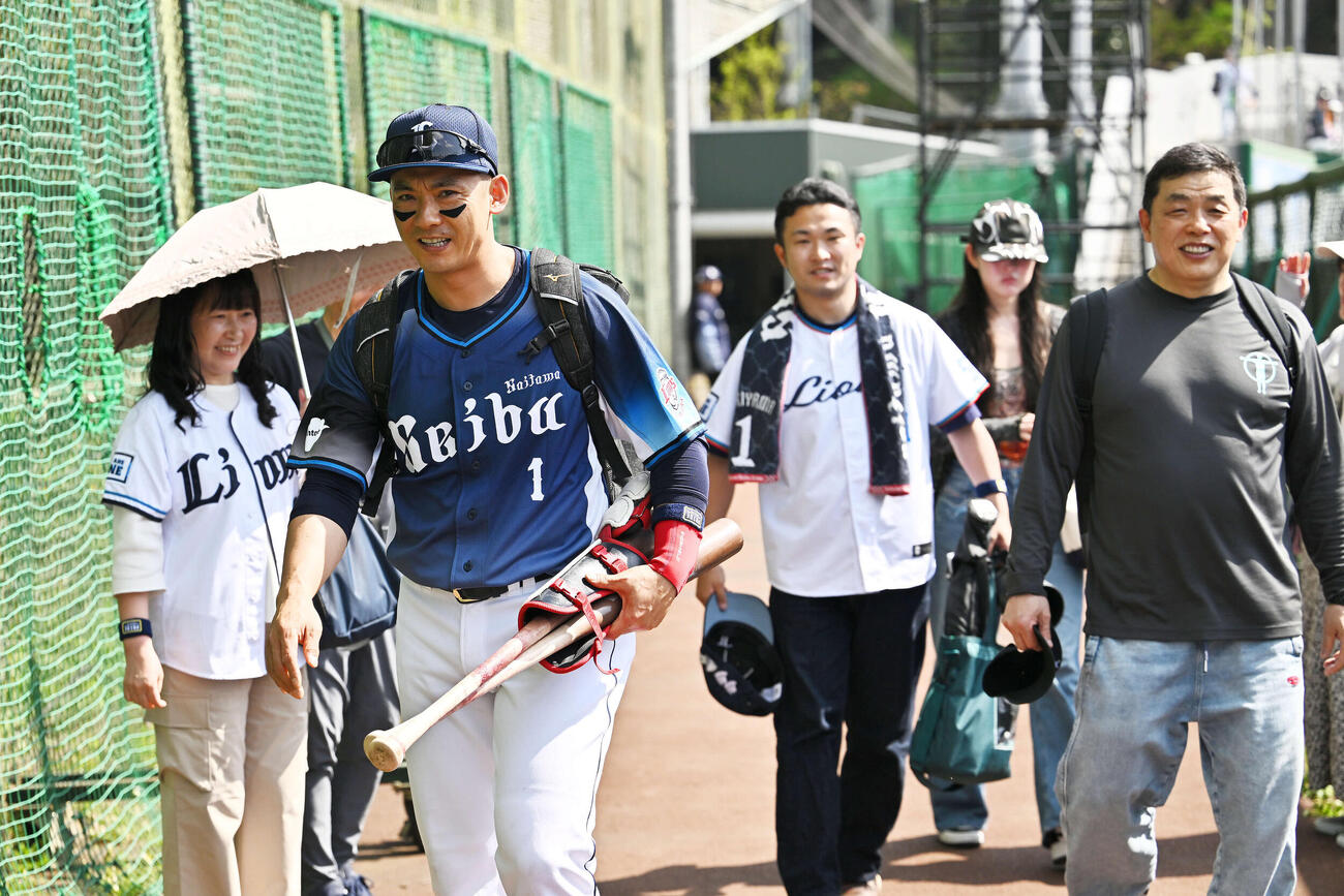 3軍戦　西武対巨人　ファンに見守られ球場を後にする西武栗山（撮影・滝沢徹郎）