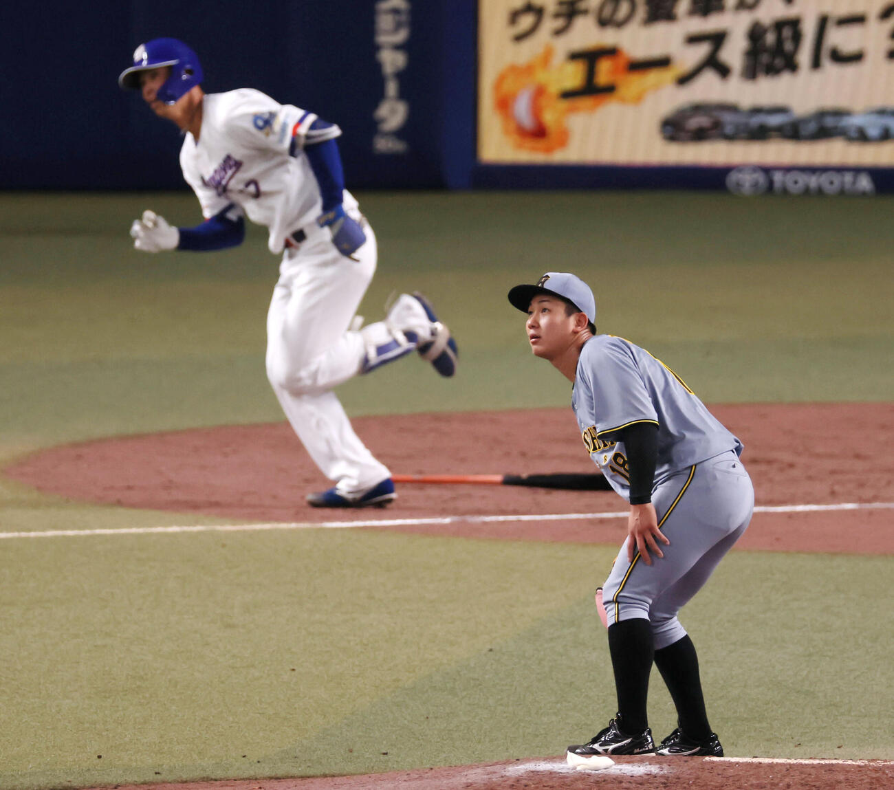 中日対阪神　3回裏中日2死、伊原は花田に右越えソロ本塁打を放ち浴びる（撮影・加藤哉）