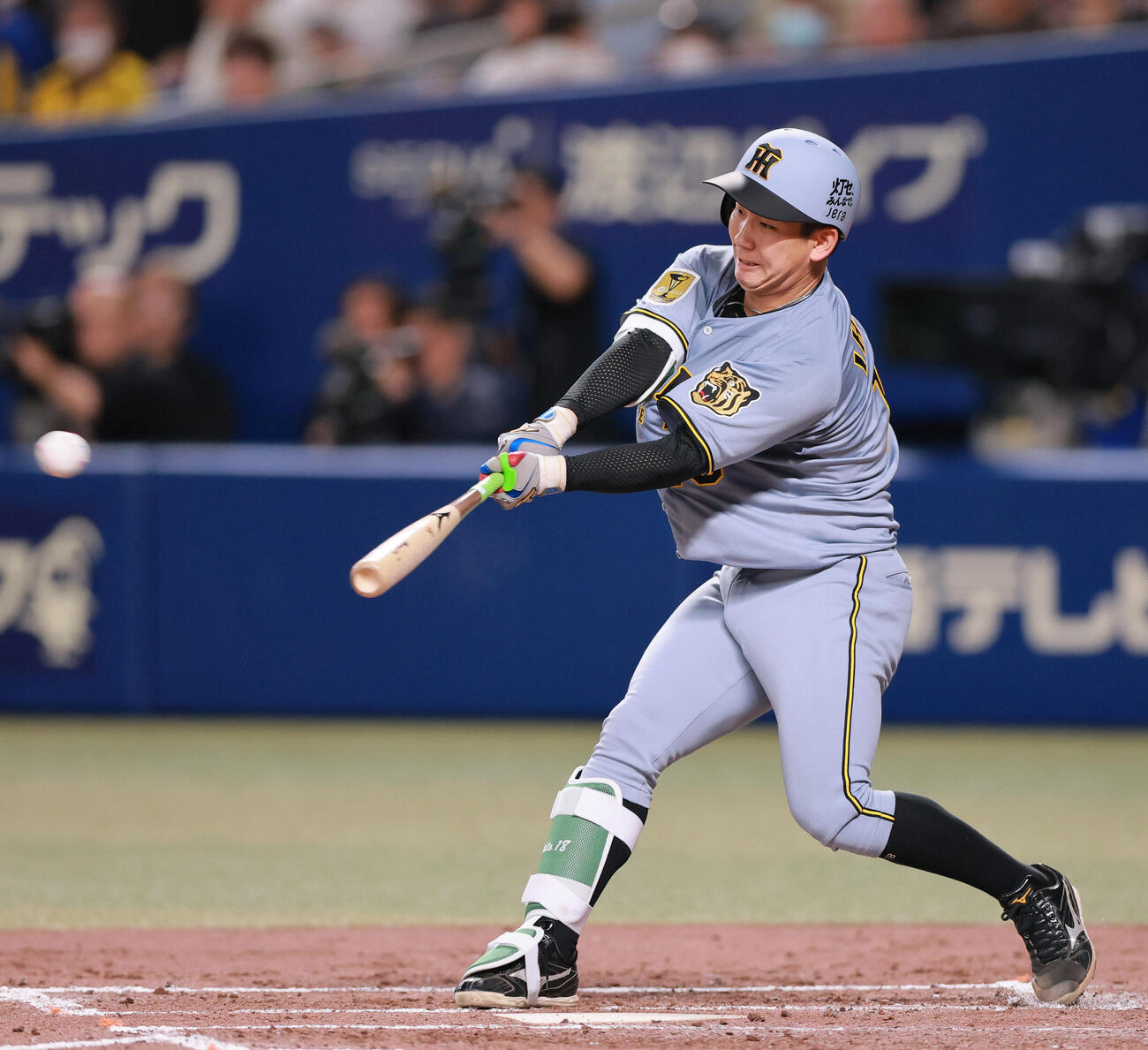 中日対阪神　4回表阪神2死一、三塁、伊原は適時打を放つ（撮影・上山淳一）