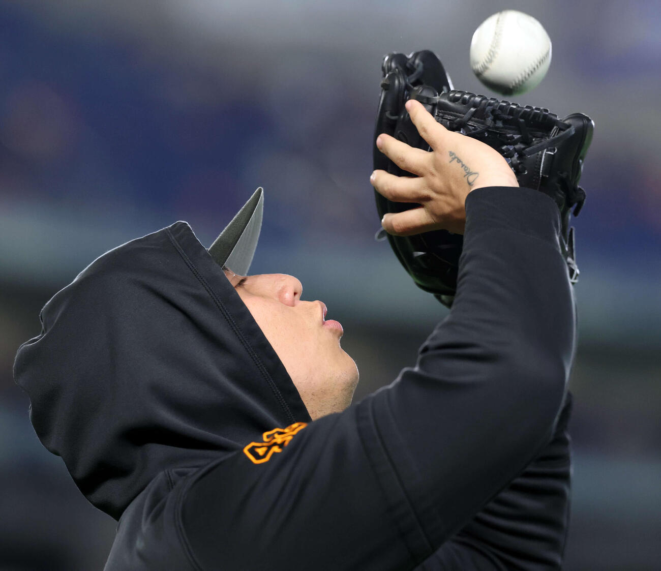 巨人対ヤクルト　試合開始前、集中した様子でグラウンドに出る巨人マタ（撮影・浅見桂子）