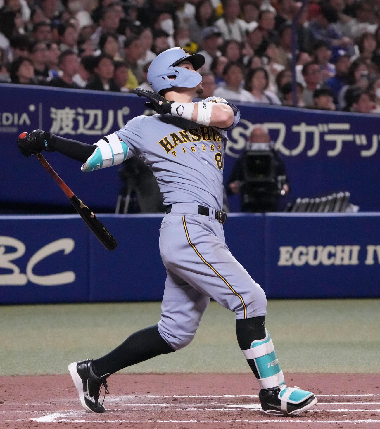 中日対阪神　7回表阪神1死一、二塁、3点本塁打を放つ佐藤（撮影・森本幸一）