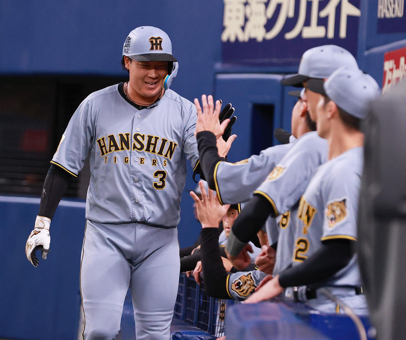 中日対阪神　2回表阪神無死、大山（左）はソロ本塁打を放ち祝福を受ける（撮影・上山淳一）