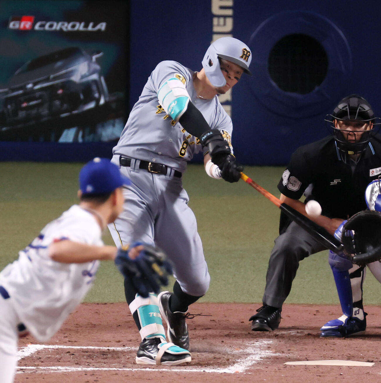 中日対阪神　9回表阪神1死三塁、佐藤は中越え2点本塁打を放つ。投手牧野（撮影・加藤哉）
