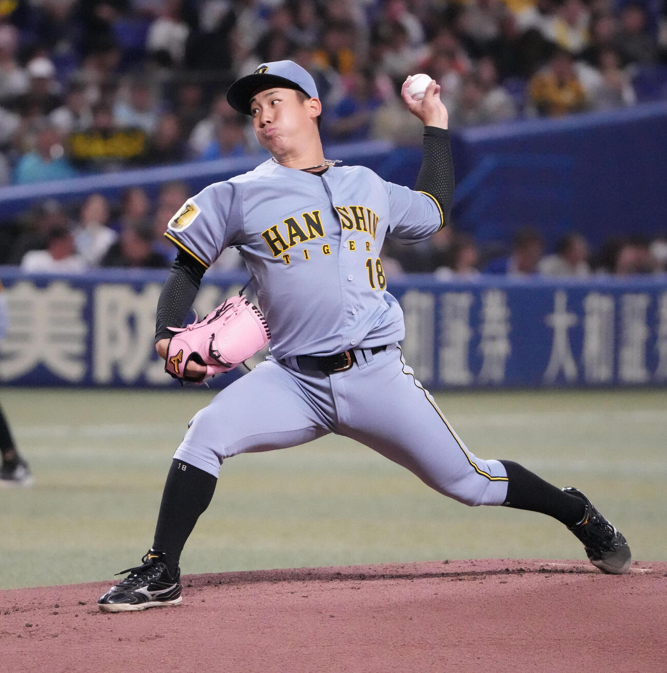中日対阪神　1回裏、登板する阪神先発の伊原（撮影・森本幸一）