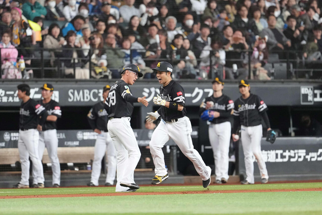 日本ハム対ソフトバンク　6回表ソフトバンク2死一、三塁、、3点本塁打を放つ近藤（撮影・井上学）