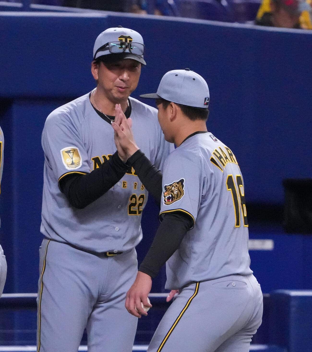 中日対阪神　試合終了、藤川監督（左）は伊原を迎える（撮影・森本幸一）