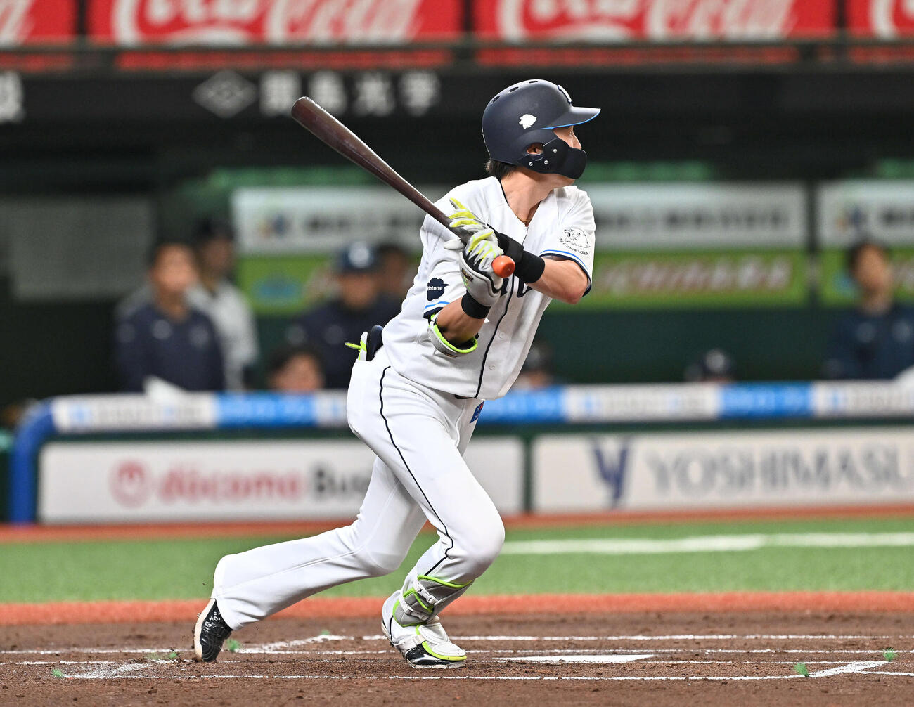 西武対ロッテ　1回裏西武1死、源田は左前打を放つ（撮影・滝沢徹郎）