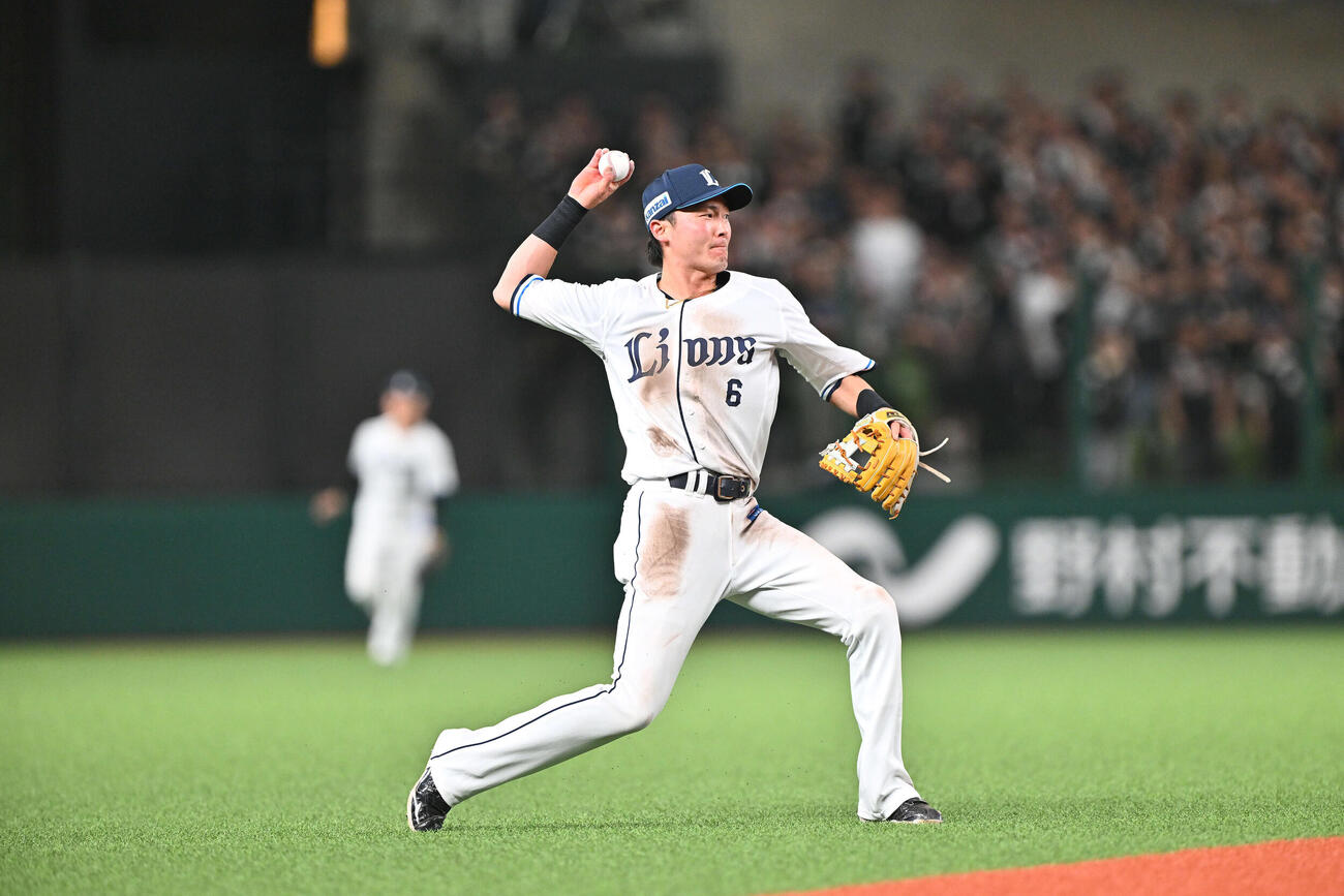 西武対ロッテ　3回表ロッテ無死、松川の遊ゴロを処理する源田（撮影・滝沢徹郎）