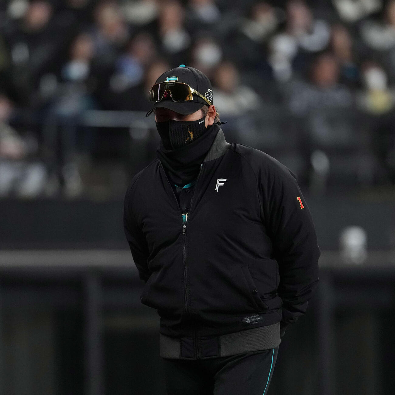日本ハム対ソフトバンク　6回、選手交代を告げる新庄監督（撮影・井上学）