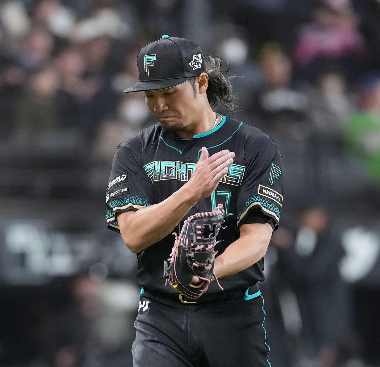 日本ハム対ソフトバンク　5回表のピンチを脱しグラブをたたく伊藤（撮影・井上学）