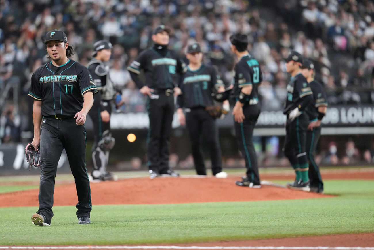 日本ハム対ソフトバンク　6回途中で降板する伊藤（撮影・井上学）
