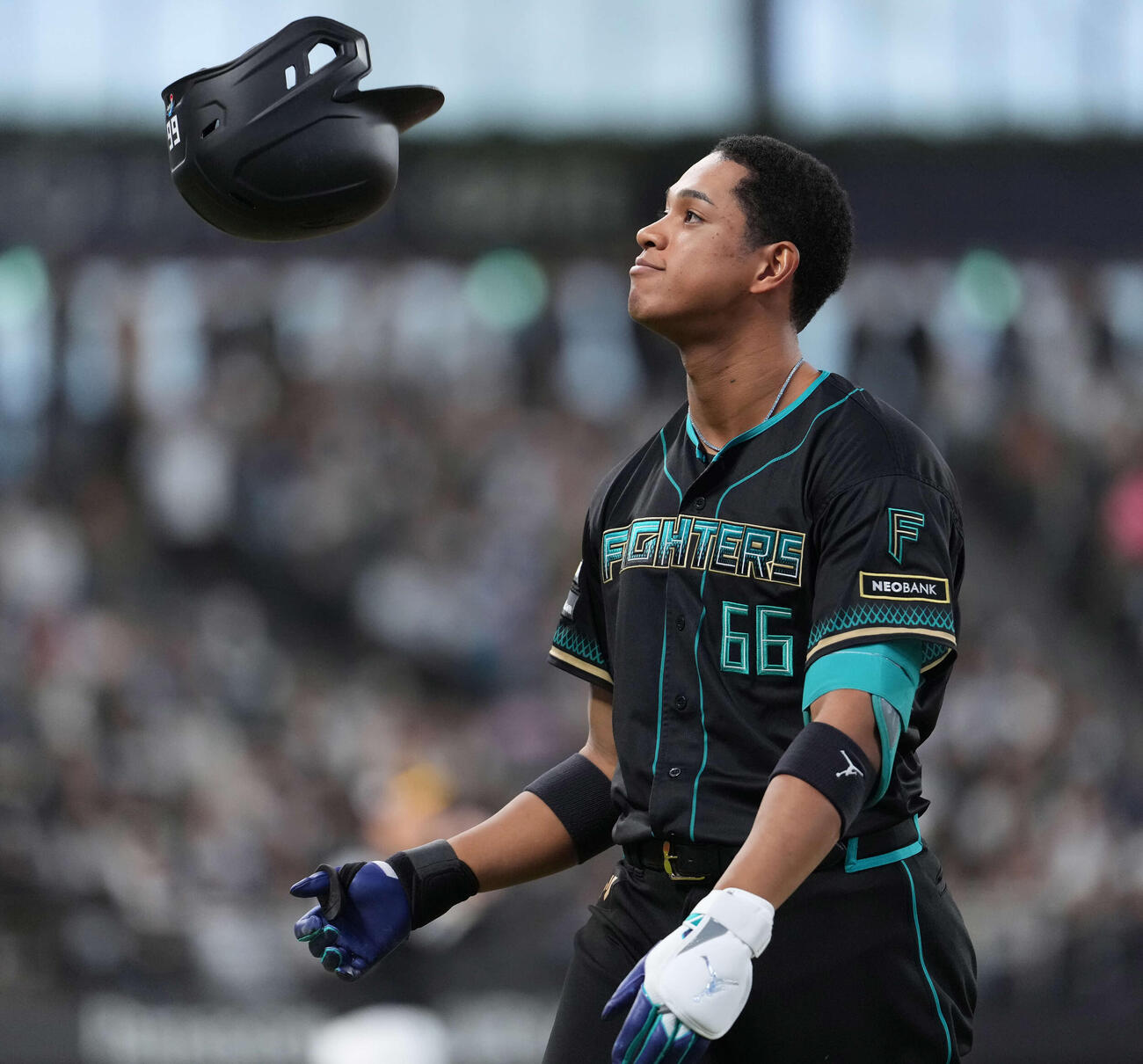 日本ハム対ソフトバンク　8回に凡退した万波（撮影・井上学）
