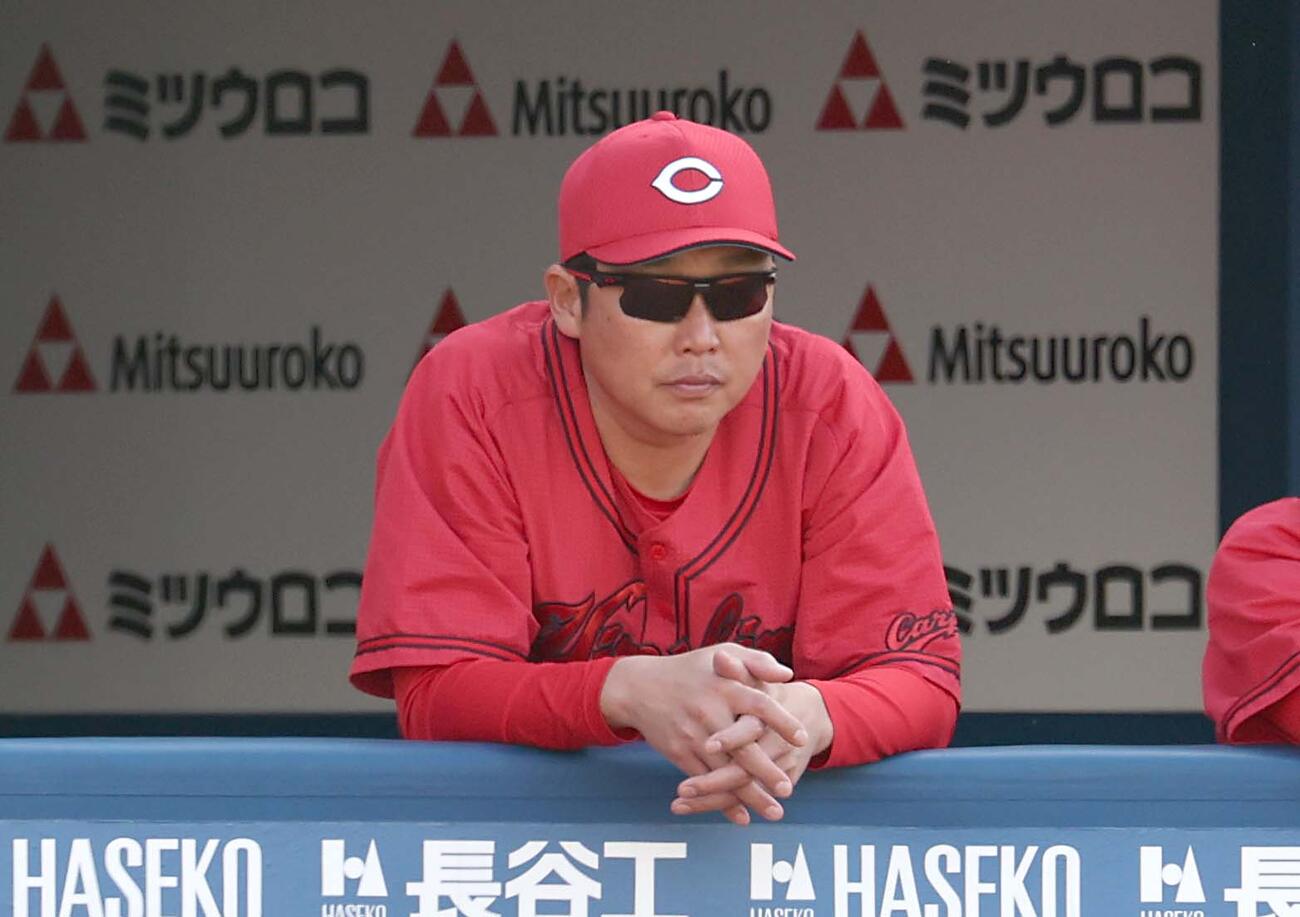 DeNA対広島　試合を見つめる新井監督（撮影・黒川智章）