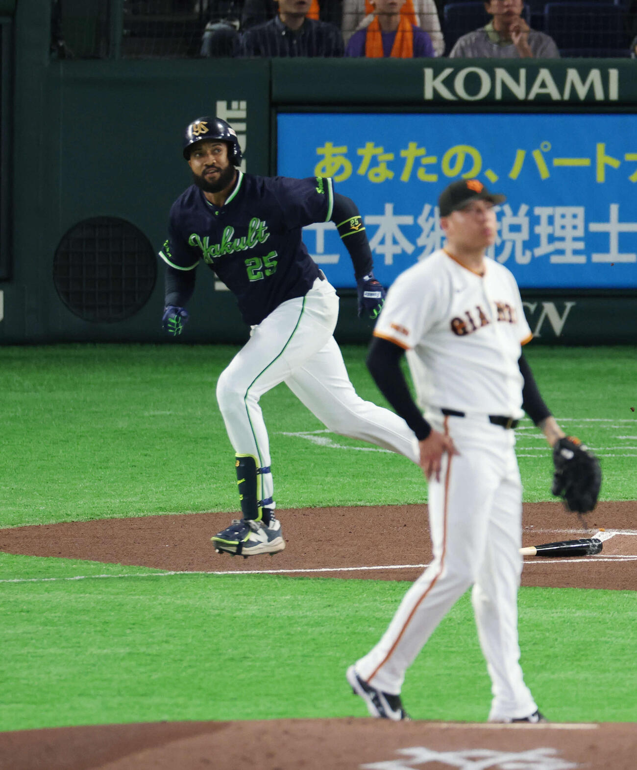 巨人対ヤクルト　1回表ヤクルト無死一塁、二塁打を放つサンタナ。投手はマタ（撮影・増田悦実）