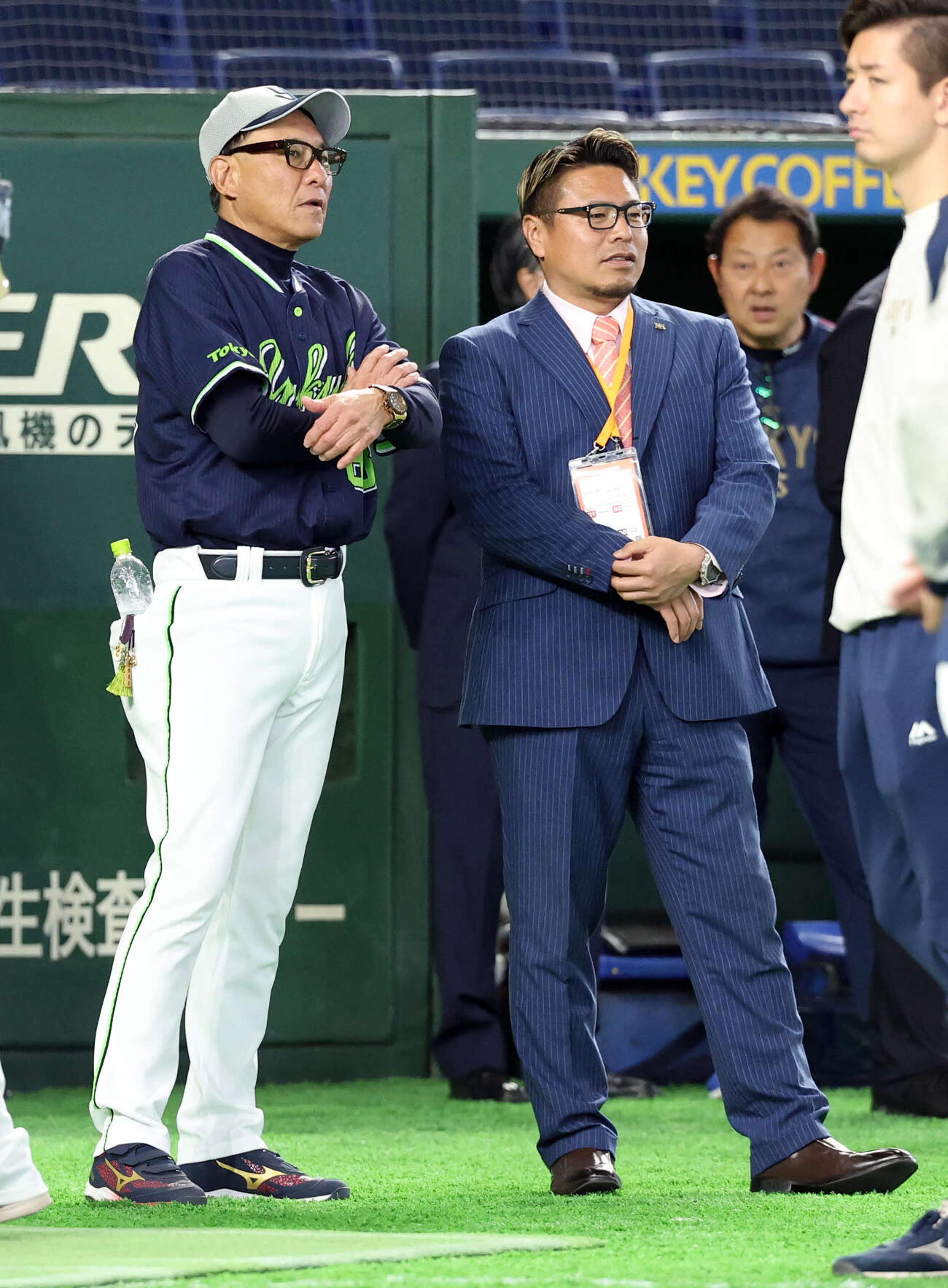 巨人対ヤクルト　岩村明憲氏（右）と話すヤクルト池山監督（撮影・浅見桂子）