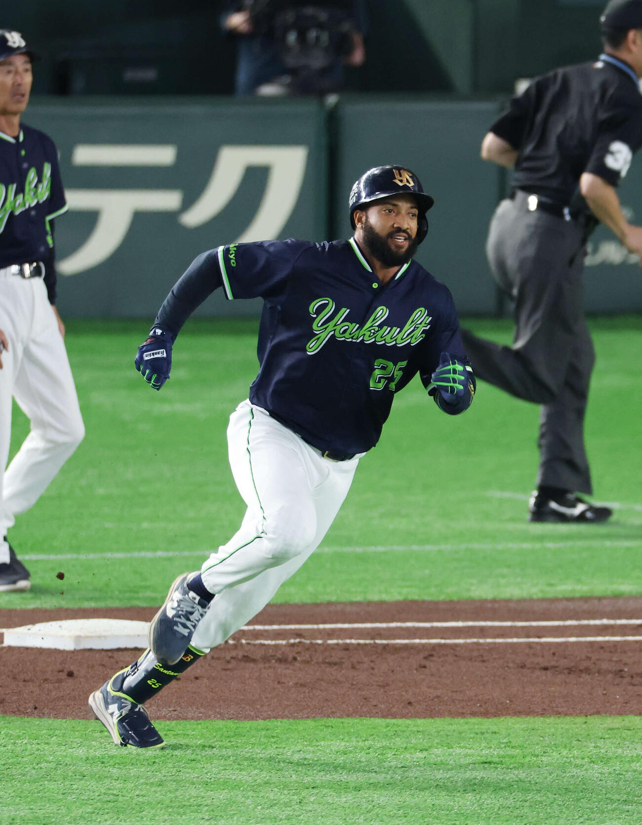 巨人対ヤクルト　1回表ヤクルト無死一塁、二塁打を放つサンタナ。投手はマタ（撮影・増田悦実）