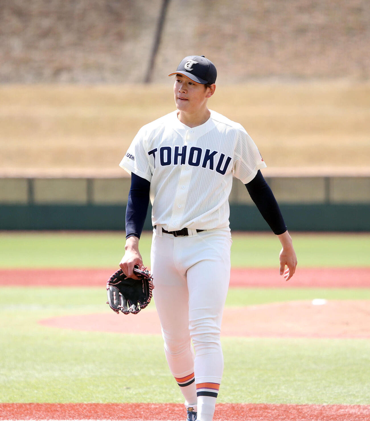 東北福祉大対宮城教大　4回、無失点に抑えベンチに戻る東北福祉大・猪俣（撮影・木村有優）