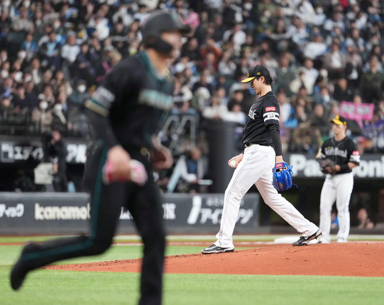 日本ハム対ソフトバンク　2回裏日本ハム1死、西川に四球を与える上沢（撮影・井上学）