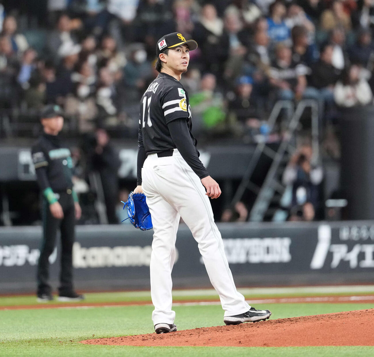 日本ハム対ソフトバンク　4回、笑顔を浮かべるソフトバンク上沢（撮影・井上学）