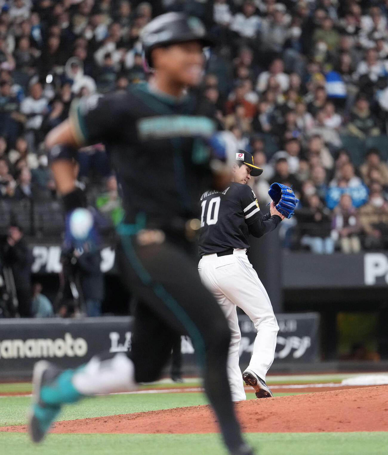 日本ハム対ソフトバンク　　6回裏日本ハム2死、万波を遊ゴロに打ち取りグラブをたたく上沢（撮影・井上学）