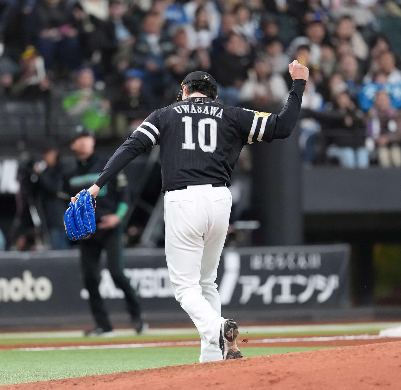 日本ハム対ソフトバンク　　6回裏日本ハム2死、万波を遊ゴロに打ち取り引き揚げる上沢（撮影・井上学）