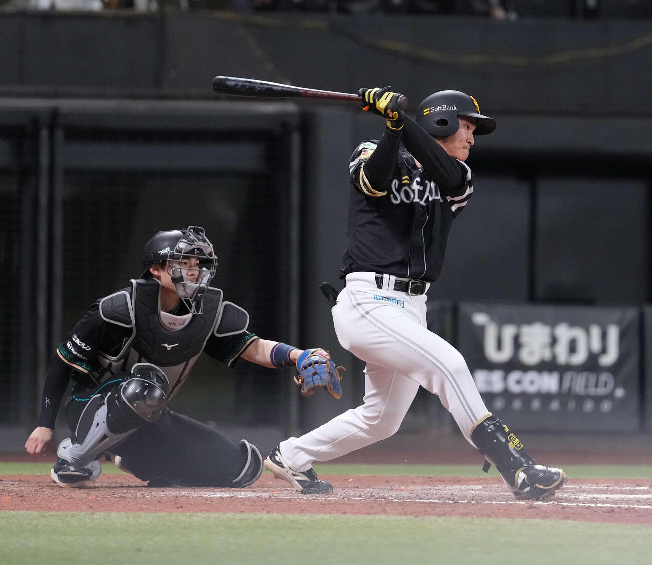 日本ハム対ソフトバンク　8回表ソフトバンク2死一塁、中前打を放つ柳町（撮影・井上学）
