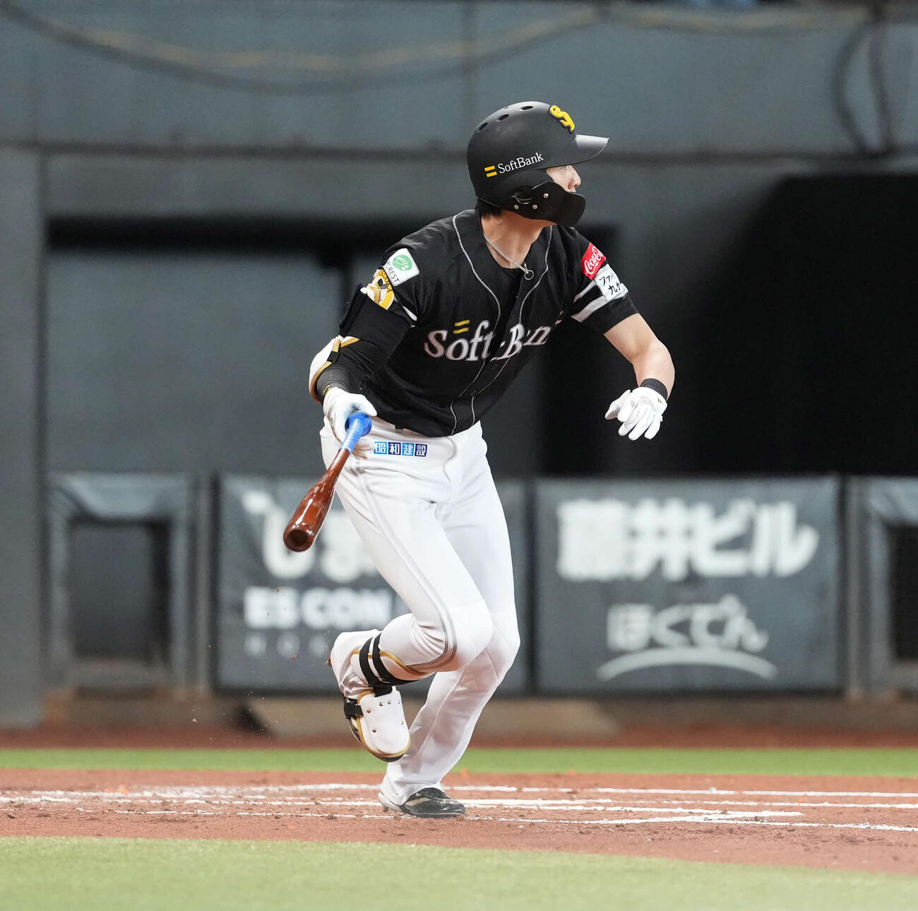 日本ハム対ソフトバンク　2回表ソフトバンク1死一塁、左前打を放つ周東（撮影・井上学）