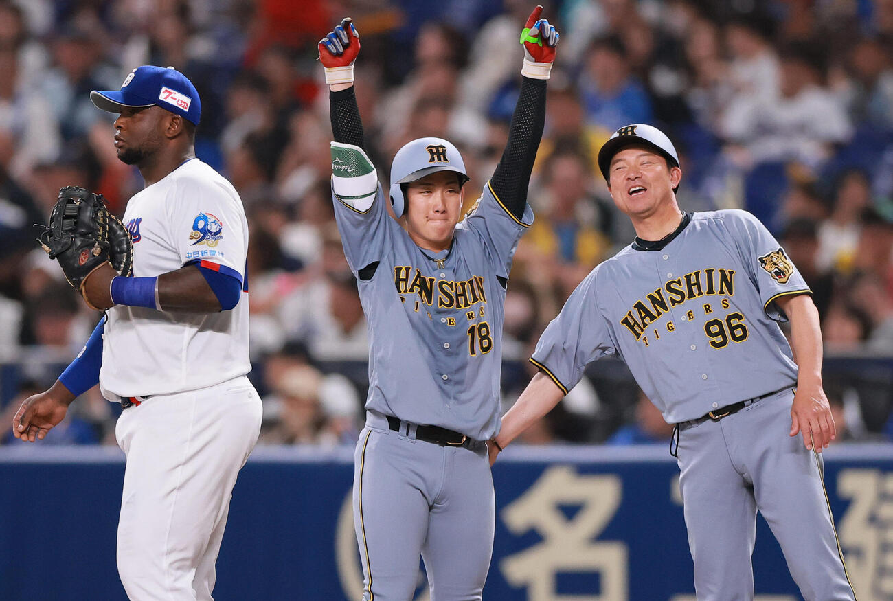 中日対阪神　4回表阪神2死一、三塁、伊原（中央）は適時打を放ち喜ぶ（撮影・上山淳一）