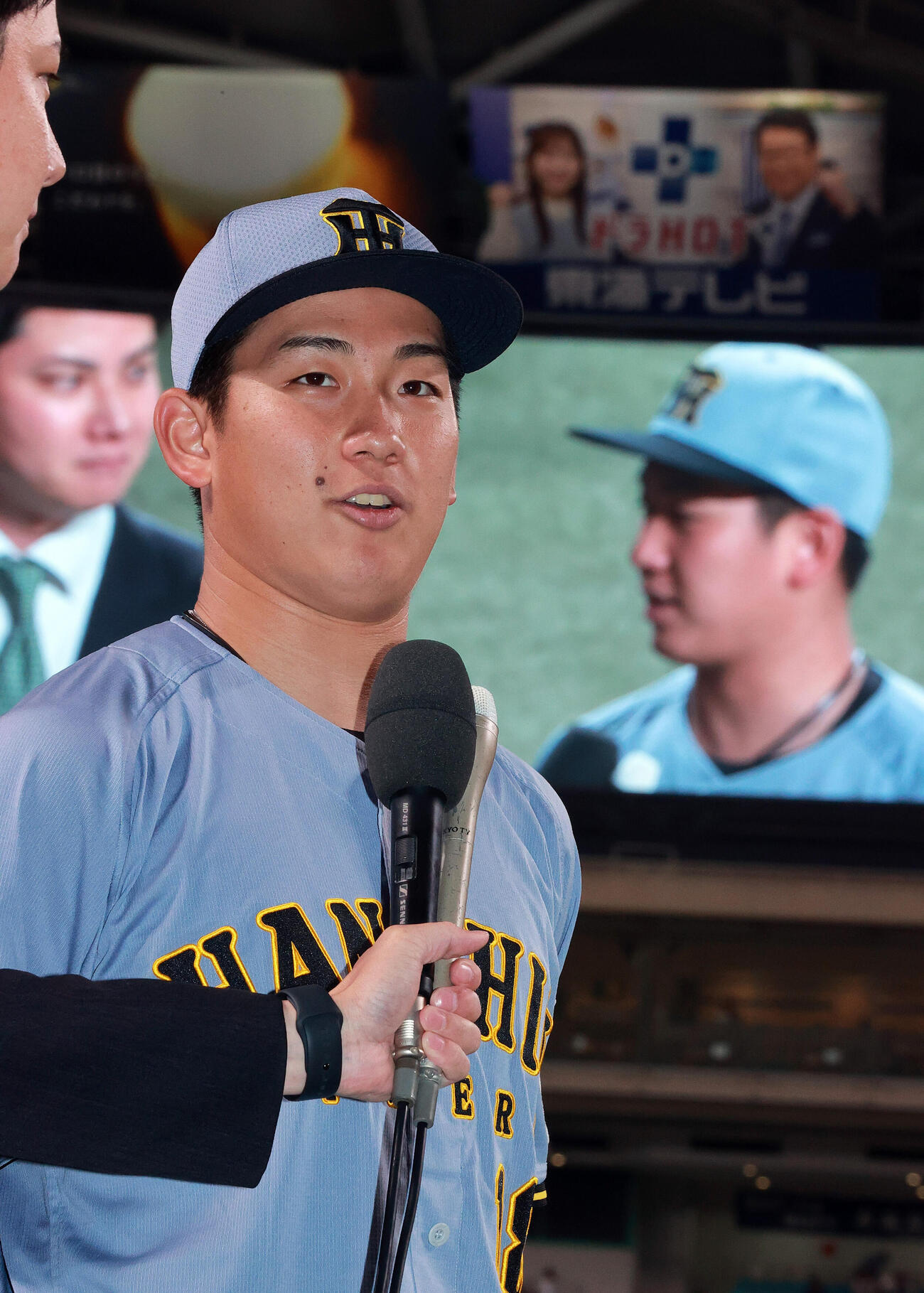中日対阪神　ヒーローインタビューする阪神伊原（撮影・上山淳一）