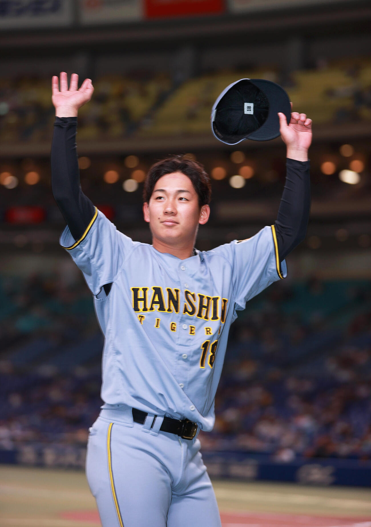 中日対阪神　ファンの声援に応えるヒーローの阪神伊原（撮影・上山淳一）