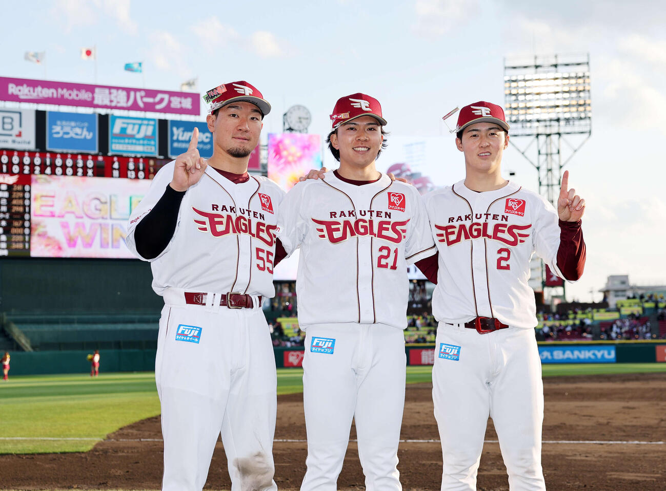 楽天対オリックス　勝利し笑顔を見せる、左から楽天YG安田、早川、太田（撮影・鈴木正人）　