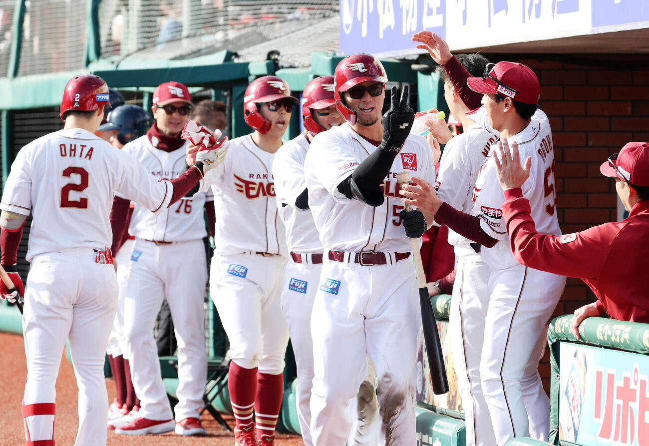 楽天対オリックス　5回裏楽天1死一、二塁、YG安田（中央）は3点本塁打を放ちベンチ前でポーズを決める（撮影・鈴木正人）　
