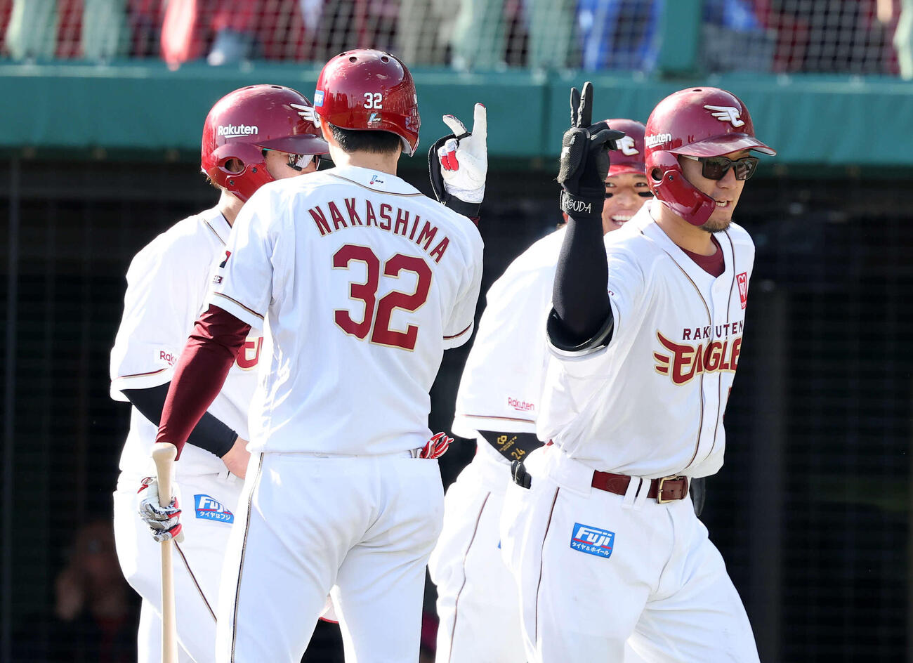 楽天対オリックス　5回裏楽天1死一、二塁、YG安田（右）は3点本塁打を放ちポーズを決める（撮影・鈴木正人）　