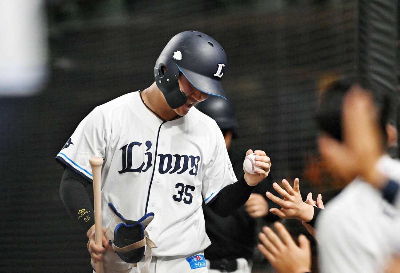 西武対ロッテ　6回裏にプロ初安打を放った秋山は記念球を受け取る（撮影・滝沢徹郎）