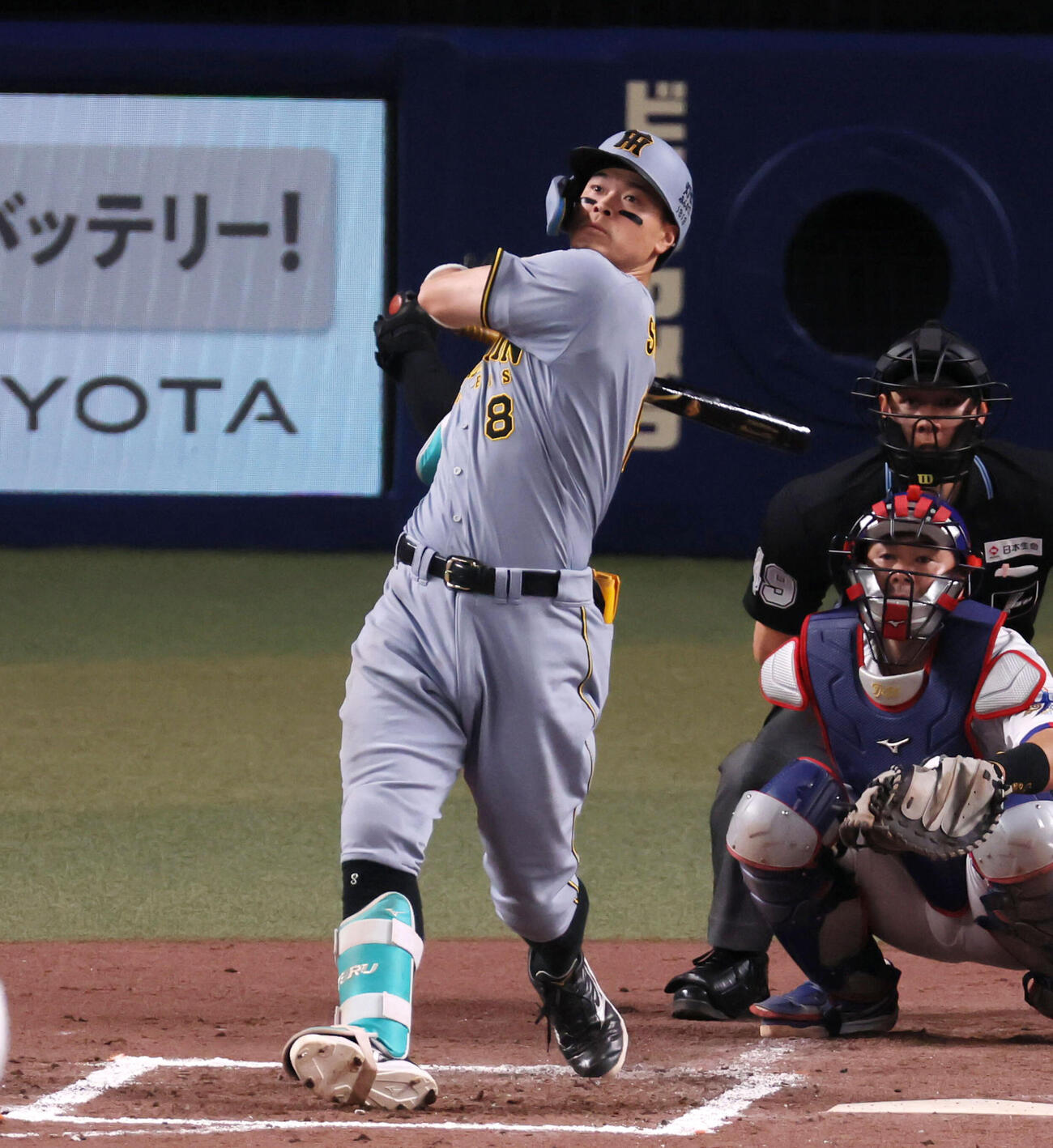 中日対阪神　7回表阪神1死一、二塁、佐藤は右中間越え3点本塁打を放つ（撮影・加藤哉）
