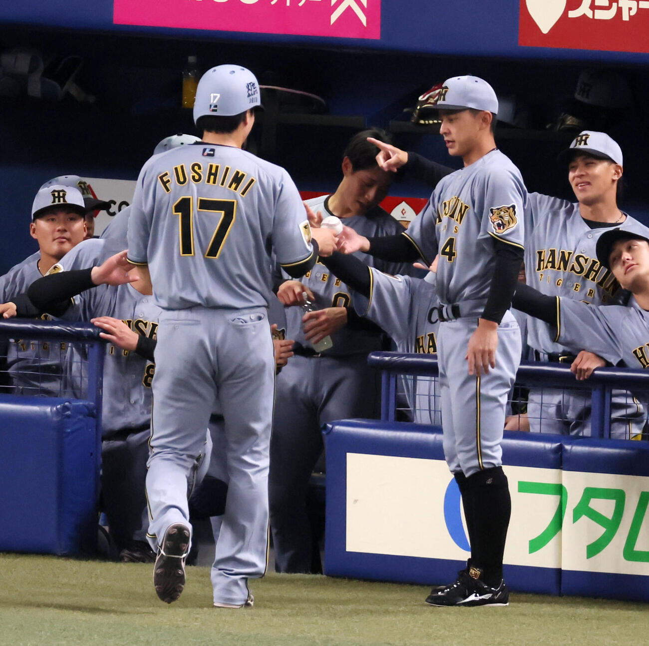 中日対阪神　2回表阪神2死、伏見は移籍後初安打を左前に放ち攻守交代でベンチに戻ると熊谷（右）からボールを手渡される（撮影・加藤哉）