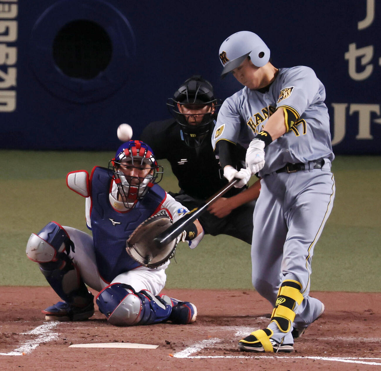 中日対阪神　4回表阪神1死満塁、伏見は中犠飛を打って追加点を挙げる（撮影・加藤哉）
