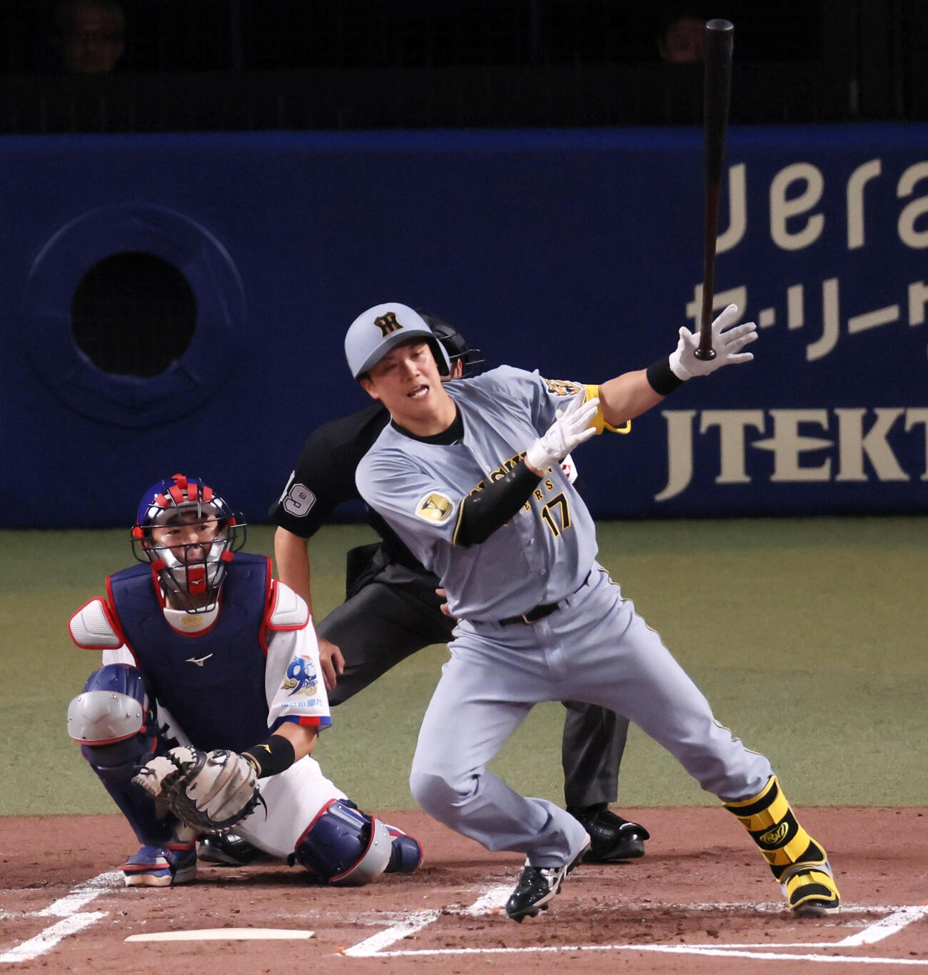 中日対阪神　2回表阪神2死、伏見は移籍後初安打を左前に放つ（撮影・加藤哉）