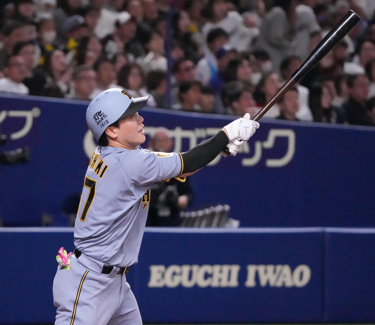 中日対阪神　4回表阪神1死満塁、犠飛を放つ伏見（撮影・森本幸一）