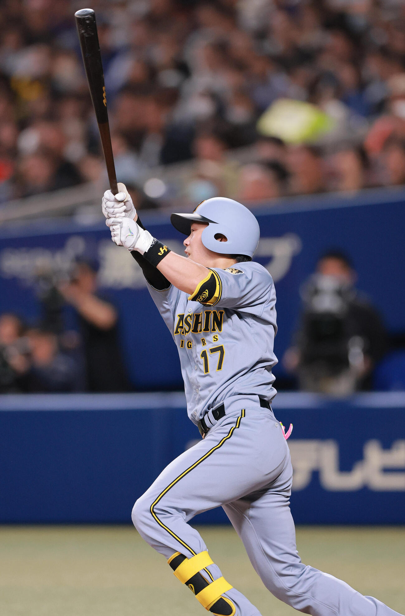中日対阪神　4回表阪神1死満塁、中飛を放ち犠飛とする伏見（撮影・上山淳一）