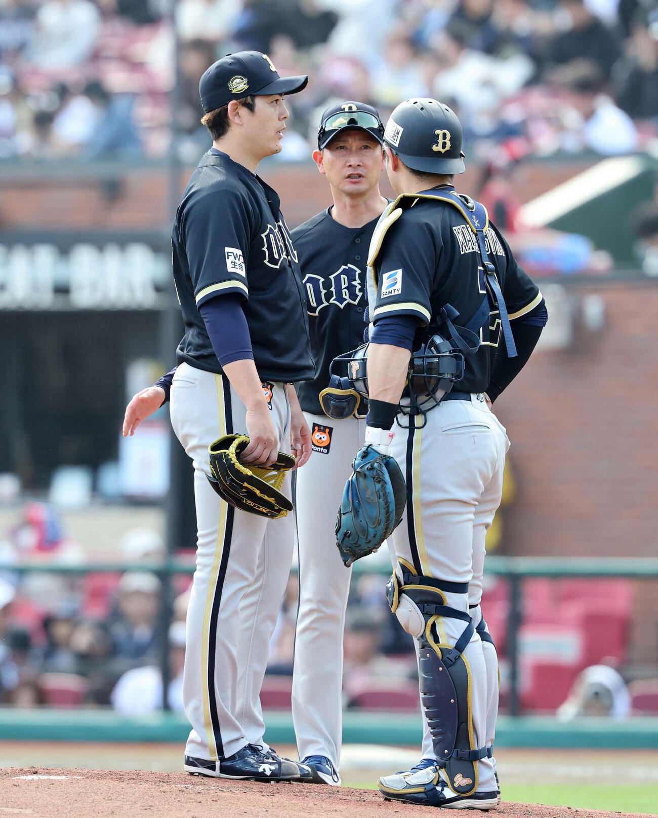 楽天対オリックス　4回裏、オリックス岸田監督（中央）に交代を告げられる九里（左）（撮影・鈴木正人）　