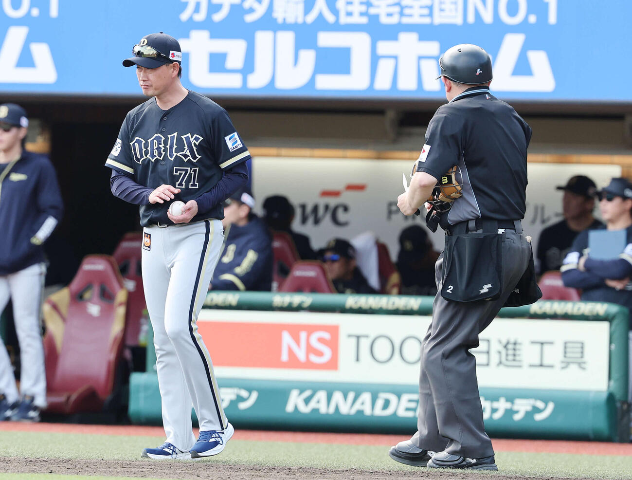 楽天対オリックス　4回裏、投手交代を告げマウンドに向かうオリックス岸田監督（撮影・鈴木正人）　