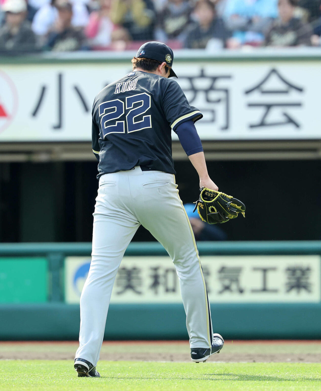 楽天対オリックス　4回裏、降板するオリックス九里（撮影・鈴木正人）　