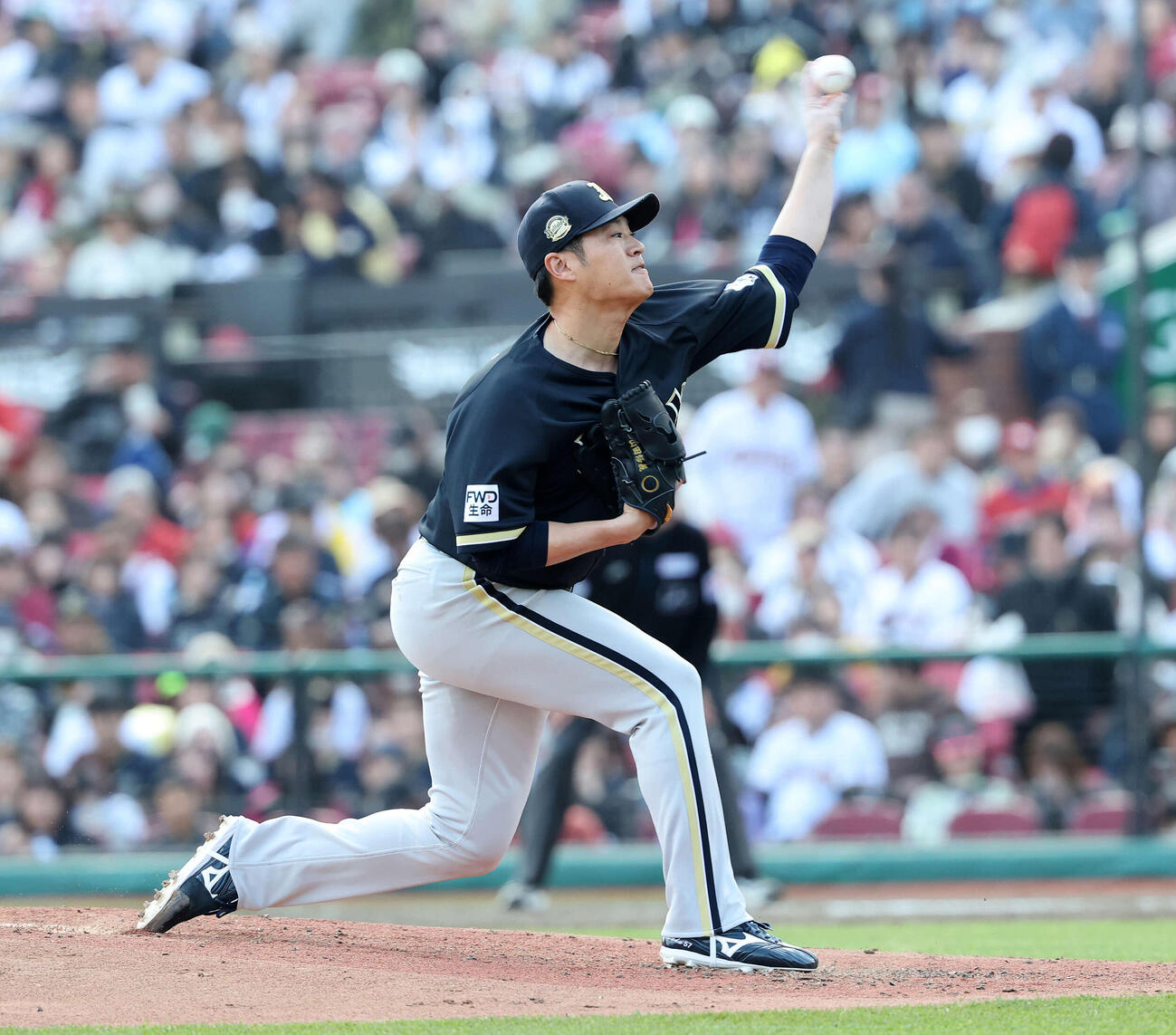 楽天対オリックス　力投するオリックス2番手の山田（撮影・鈴木正人）　