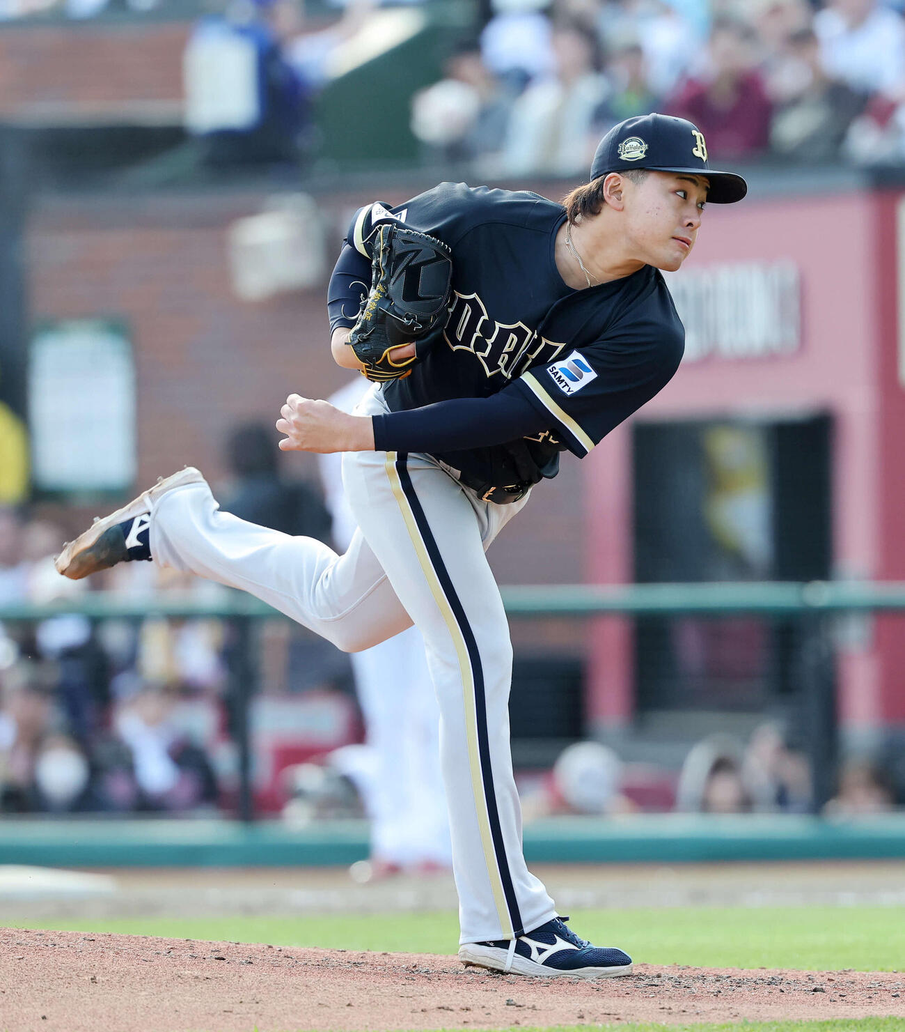 楽天対オリックス　力投するオリックス3番手の東松（撮影・鈴木正人）　